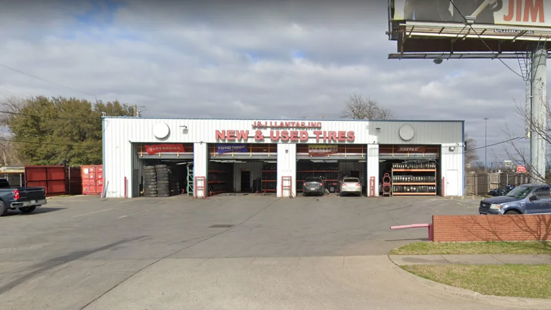 J & J Llantas store front - Professional tire service since 1991